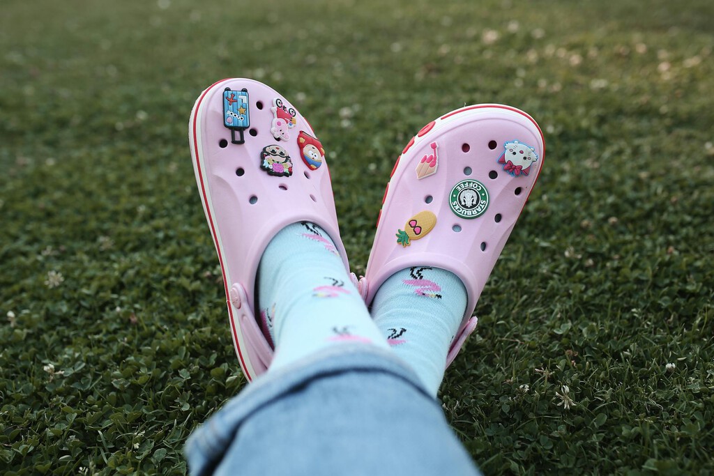 De la quiebra a convertir un zapato feo en un icono de la moda: la de Crocs es una de las historias más épicas de la industria